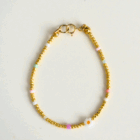 Bransoletka z koralików z kwiatkiem.