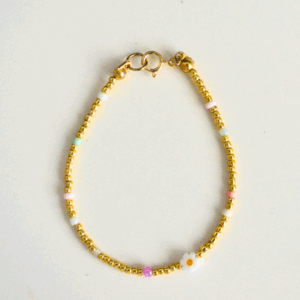 Bransoletka z koralików z kwiatkiem.