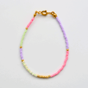 Kolorowa bransoletka z koralików z pozłacanym zapięciem