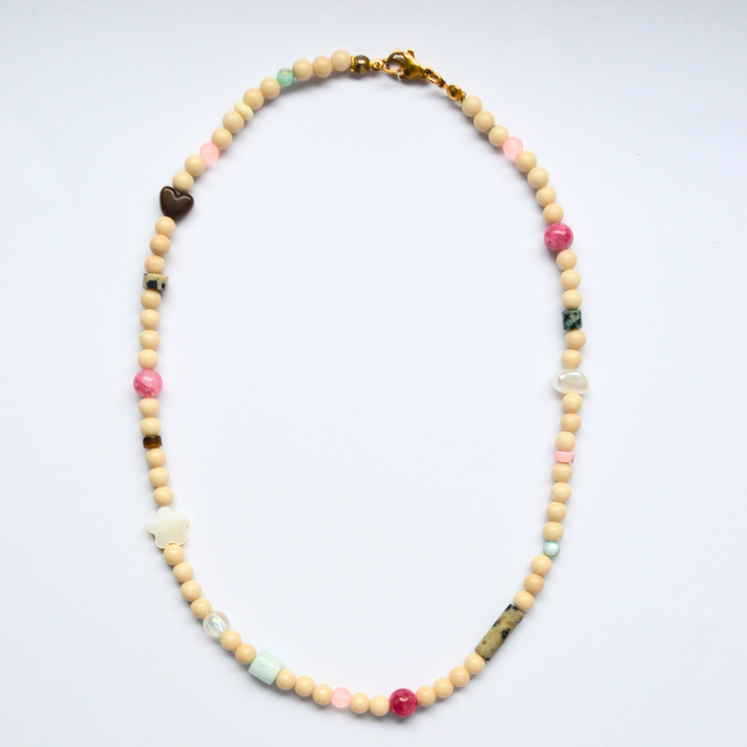 Pozłacany naszyjnik z kamieni naturalnych